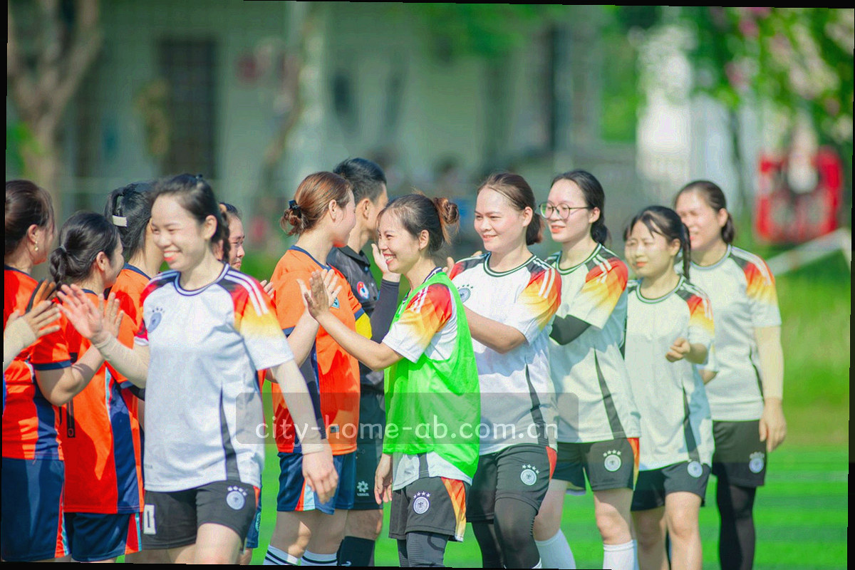 体育场通道与热身中的运动员剪影
